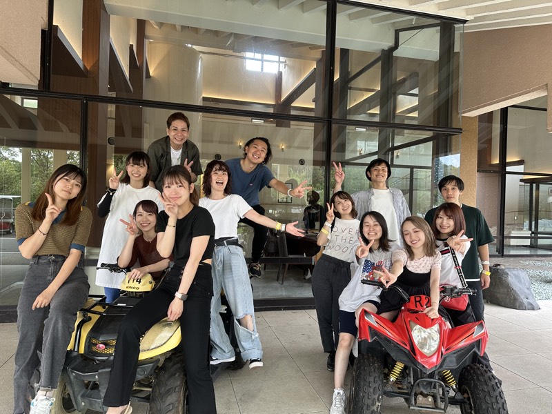 社員旅行でのスタッフ集合（笑顔の若いチーム）